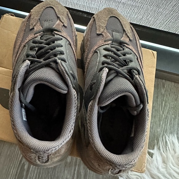 Yeezy 750 - Picture 2 of 4